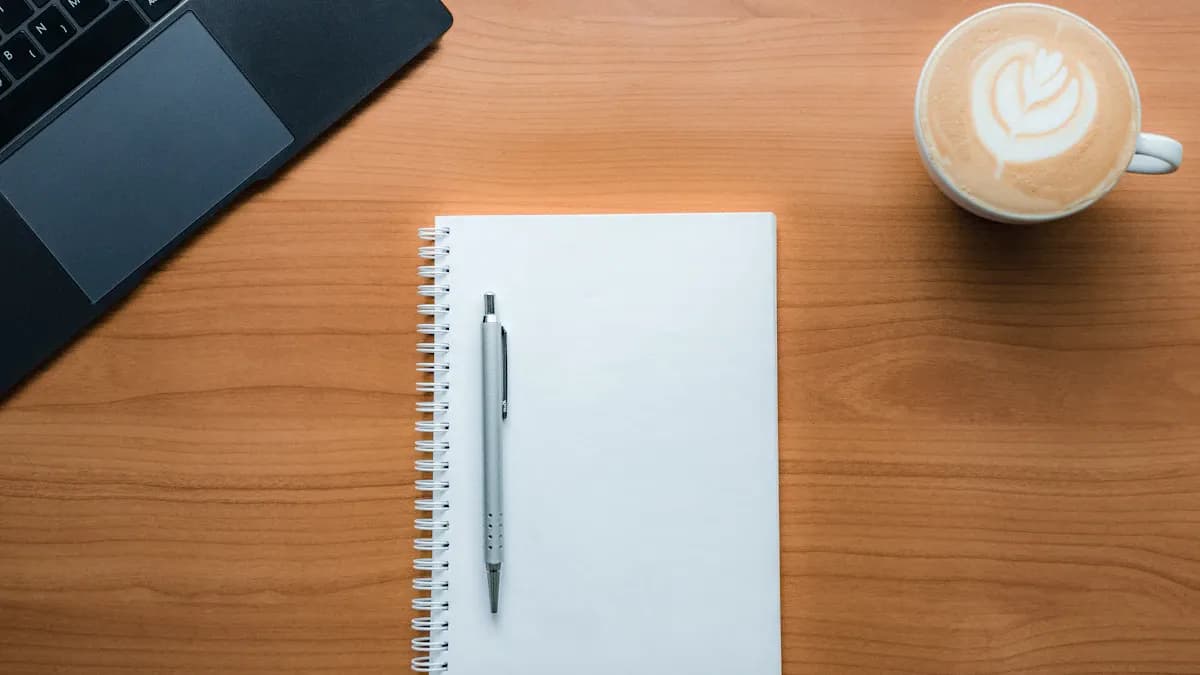 Un bolígrafo y una taza de café sobre una mesa
